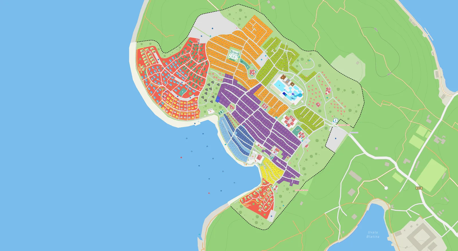 Interaktivna karta kampa Čikat s obojenim zonama parcela i mobilnih kućica uz obalu.